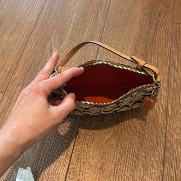 Signature Brown and Tan Shoulder Bag - Picture 3 of 3